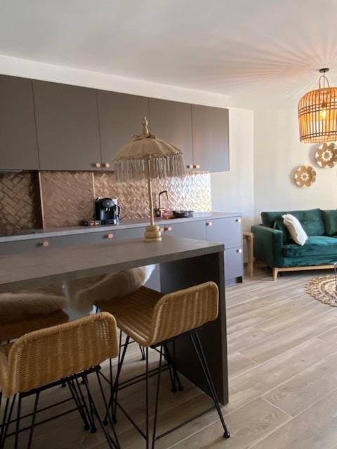 Apolo Vii Bali Style Apartment